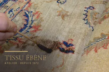 D&eacute;tachage au pinceau, produit pos&eacute; au point sur une tache brune d&rsquo;un tapis nou&eacute; main, &agrave; l&rsquo;atelier Tissu &Eacute;b&egrave;ne