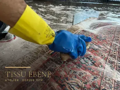Tapis persan lavé à la brosse douce après un dégât des eaux, franges savonnées