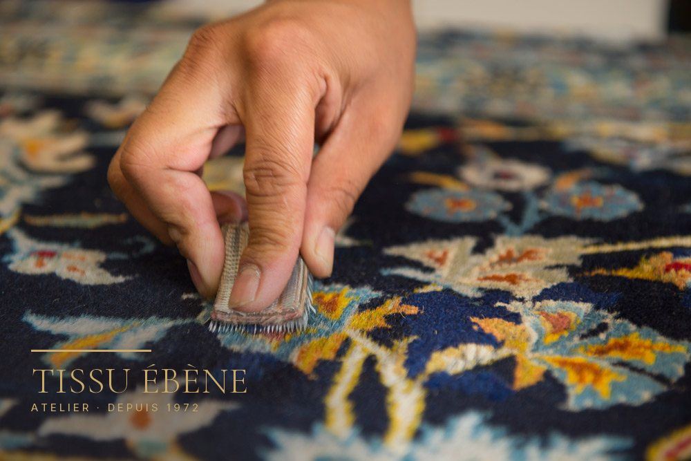 Tapis d&eacute;tremp&eacute; apr&egrave;s un d&eacute;g&acirc;t des eaux, avant sa prise en charge en atelier