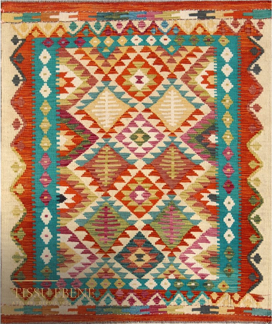 Kilim tiss&eacute; &agrave; motifs g&eacute;om&eacute;triques en losanges, teintes orange, turquoise, rose et cr&egrave;me, vue &agrave; plat