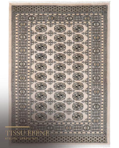 Tapis Boukhara beige et gris à rangées de médaillons octogonaux, bordures nettes, vue à plat