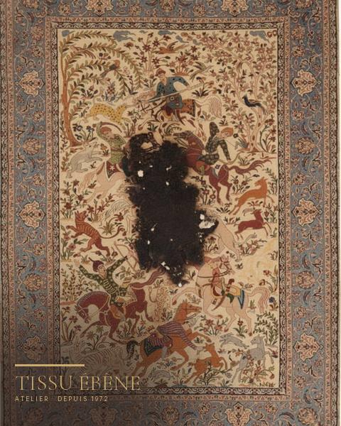 Tapis Ispahan &agrave; sc&egrave;ne de chasse sur fond ivoire, large zone noircie et trou&eacute;e au centre