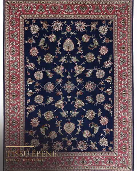 Tapis Tabriz &agrave; fond bleu nuit et semis floral, bordure rose et rouge, vue d&rsquo;ensemble