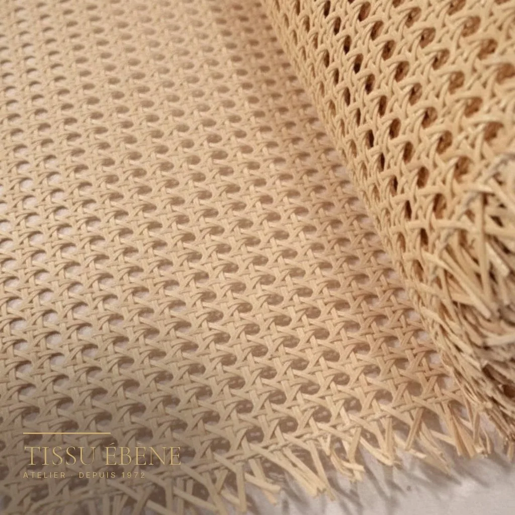Rouleau de cannage en rotin naturel tressé à mailles hexagonales, gros plan sur la texture