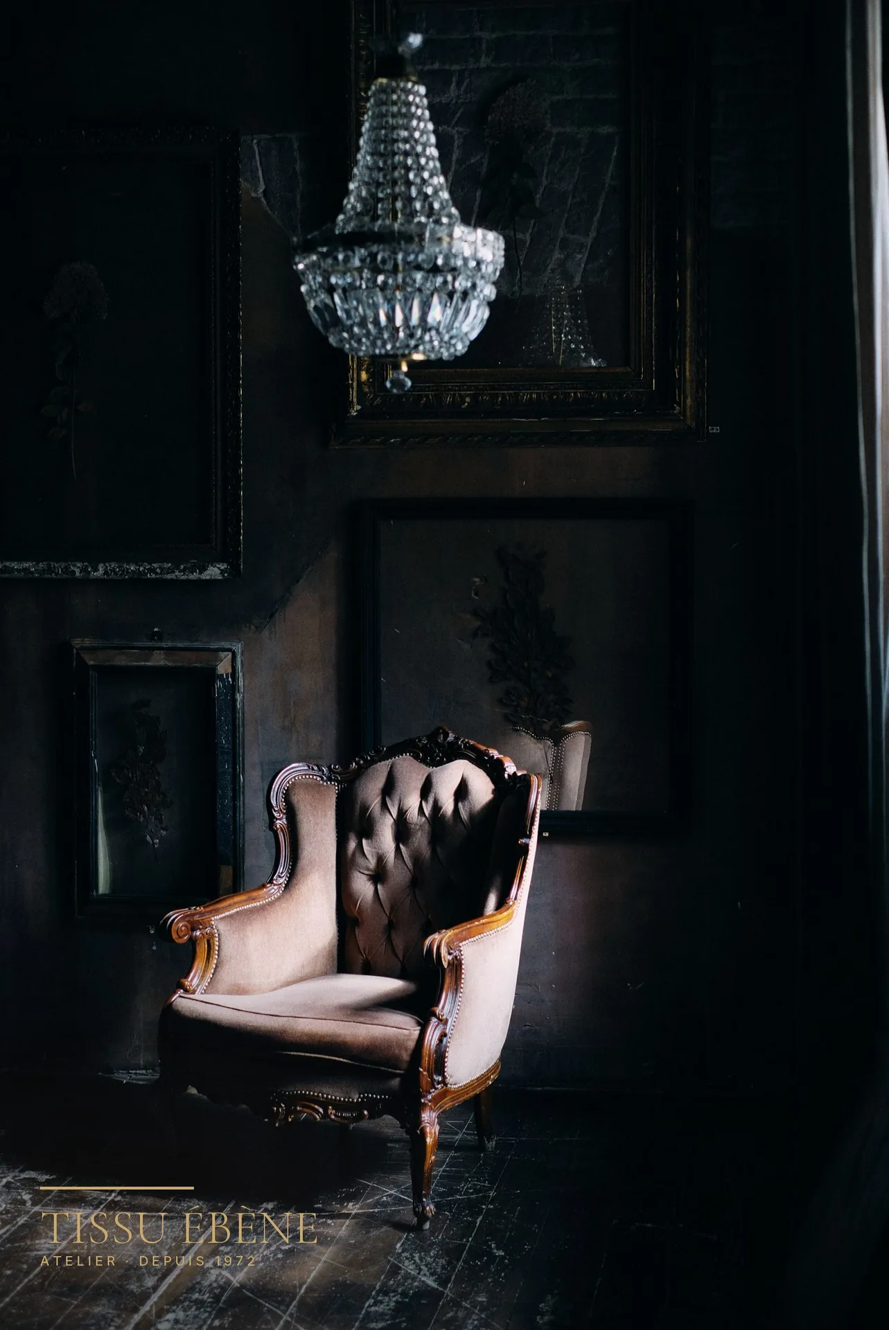 Berg&egrave;re de style Louis XV en bois verni, dossier capitonn&eacute; rose poudr&eacute;, sous un lustre en cristal