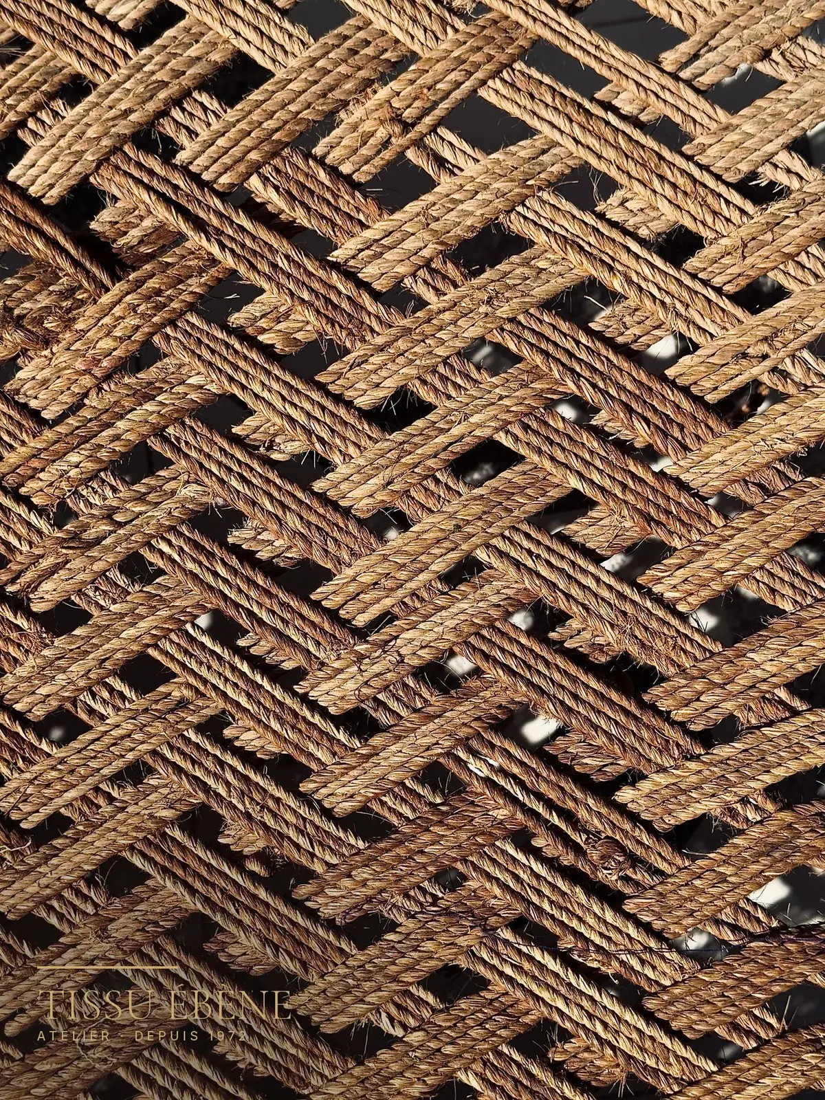 Tressage de corde en chevrons sur une assise de siège