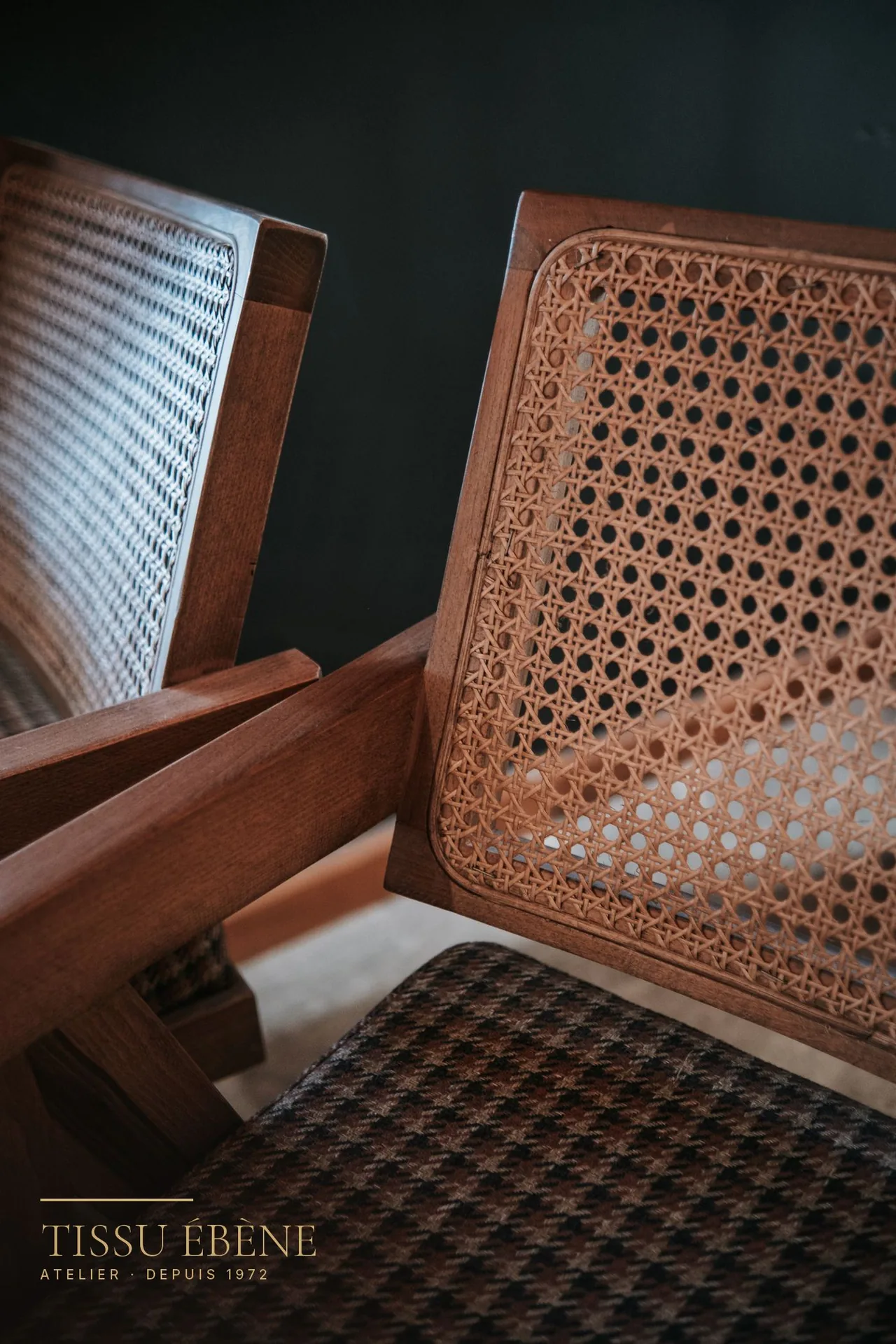 Bordure d'un panneau canné sur un fauteuil en bois