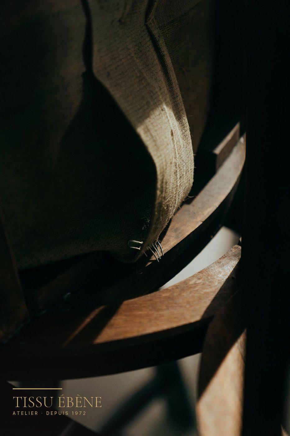 Sangles de jute entrecrois&eacute;es sous une assise de fauteuil
