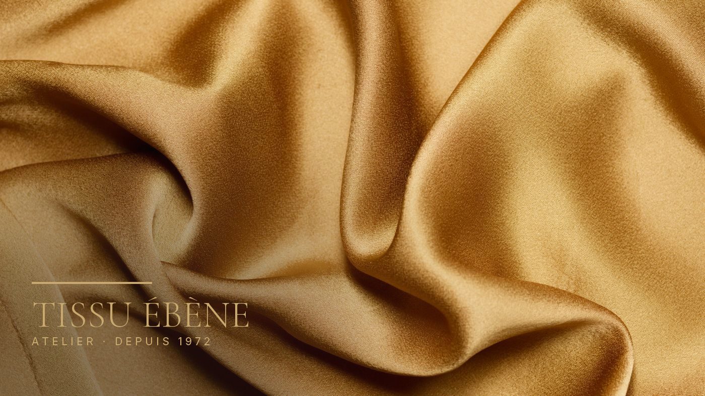 Jacquard de soie or p&acirc;le