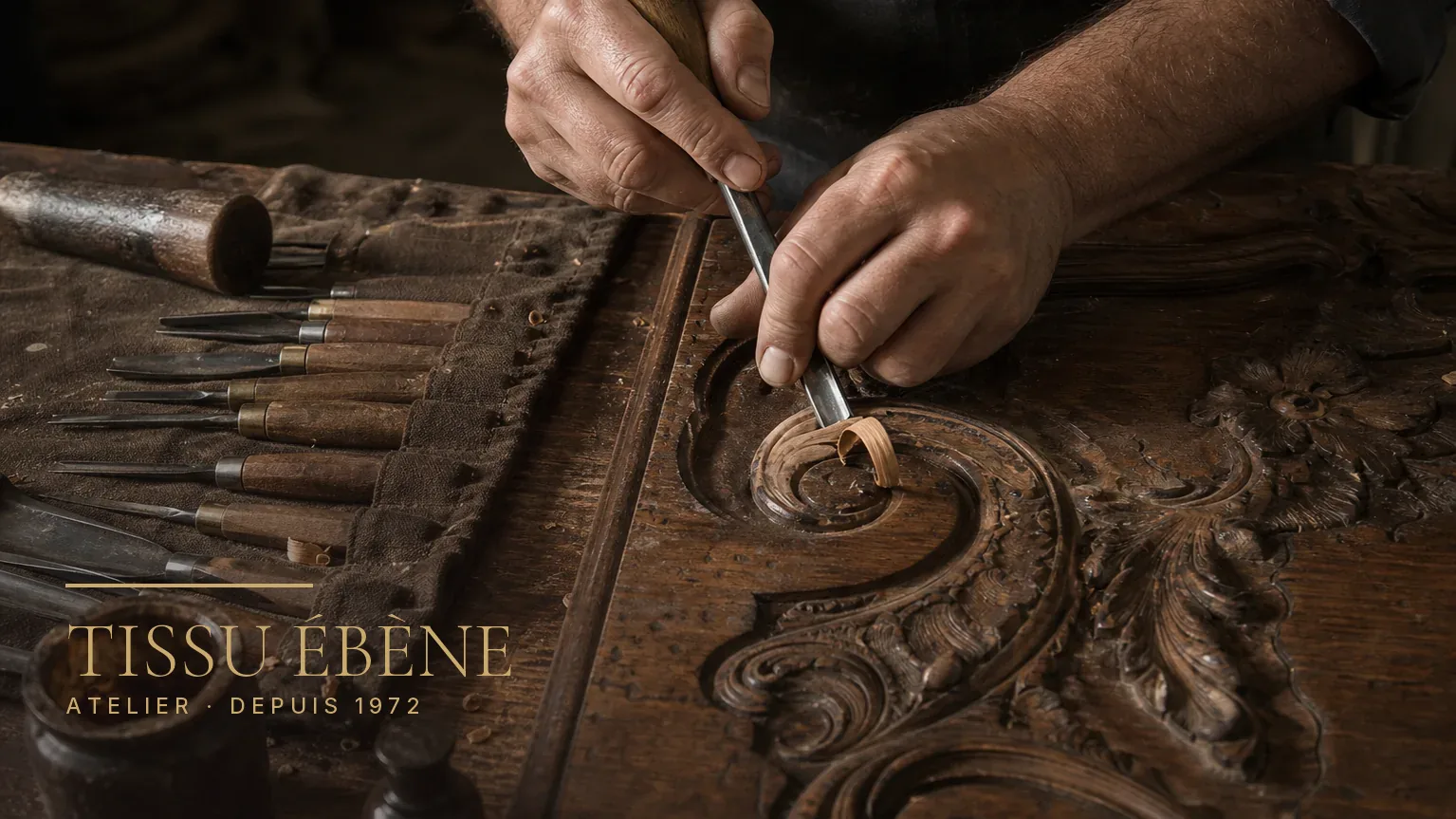 Reprise d'un motif sculpté d'armoire à la gouge, copeau de merisier frais