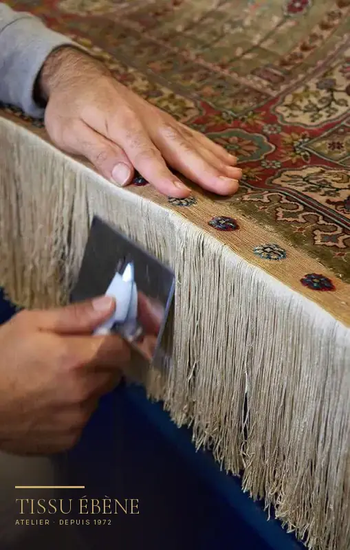R&eacute;paration de tapis&nbsp;: reprise &agrave; la main de la frange et de la lisi&egrave;re d&rsquo;un tapis persan &agrave; l&rsquo;atelier