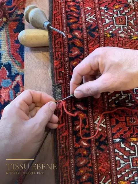Restauration de tapis&nbsp;: retissage n&oelig;ud par n&oelig;ud d&rsquo;une zone us&eacute;e sur un tapis ancien