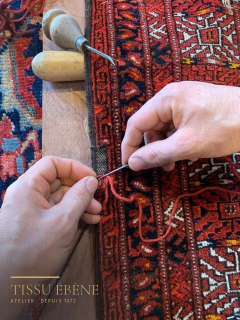 Lisi&egrave;re de tapis reprise &agrave; l&rsquo;aiguille avec une laine teinte au ton de la pi&egrave;ce