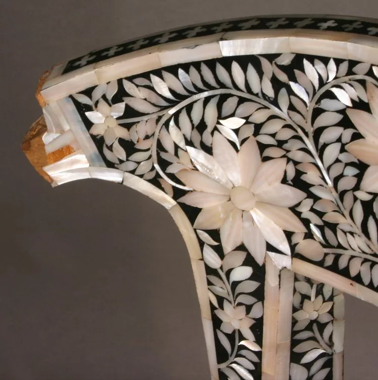Dossier de chaise klismos à marqueterie de nacre florale