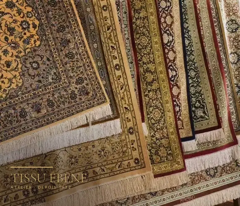 Tapis d’Orient à décor floral finement noué, étalés en éventail, tons beige, rouge et bleu nuit