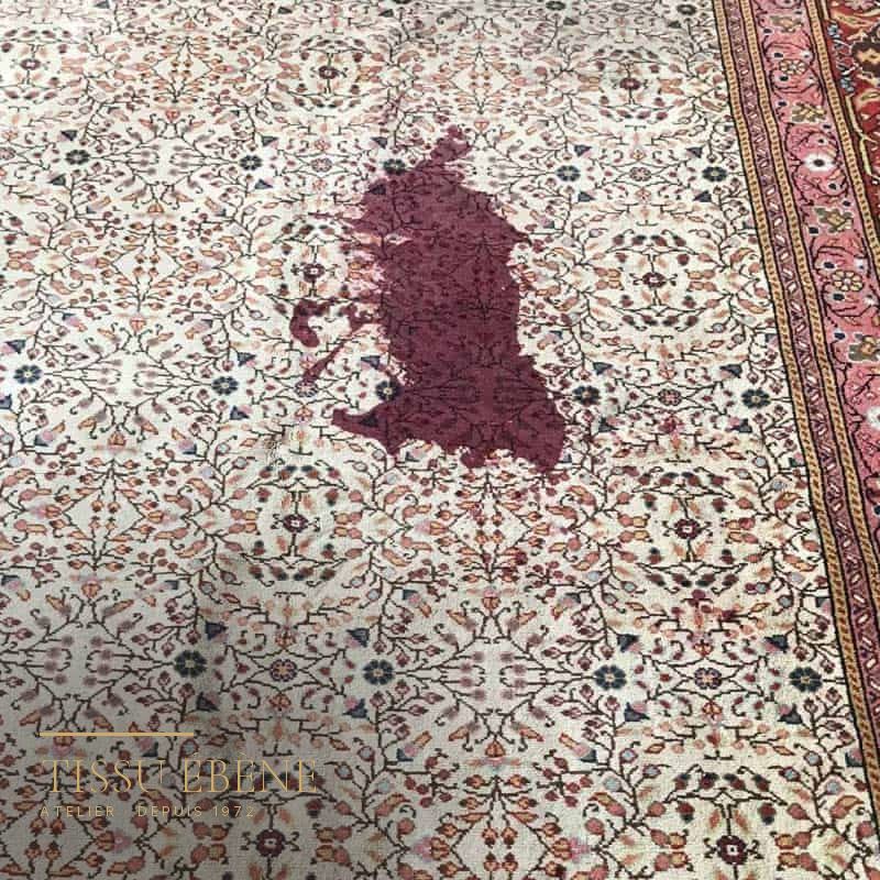 Tache sur un tapis avant détachage