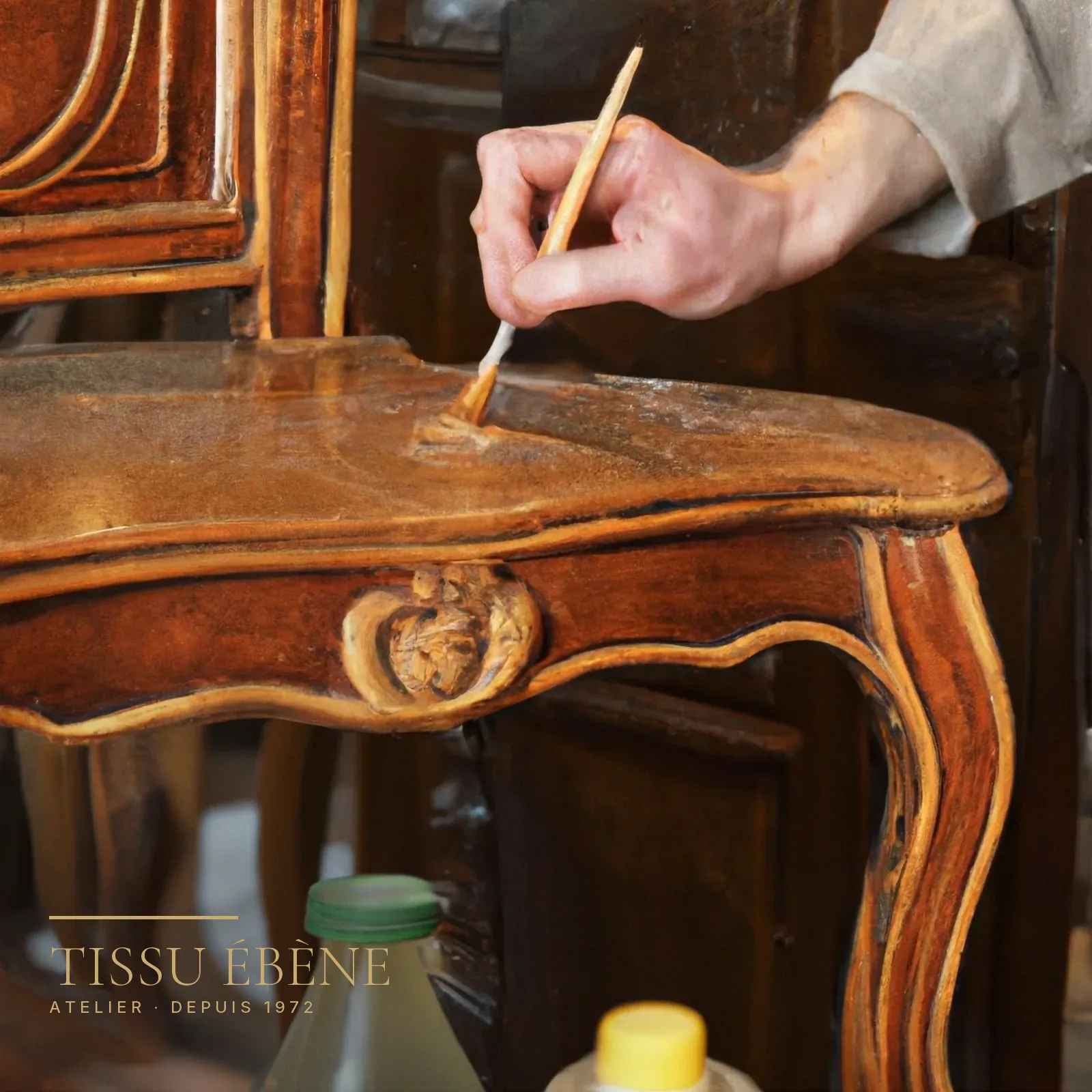 Retouche de teinte sur une table Louis XV