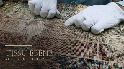 Tapis ancien au velours disparu : chaîne et trame à nu, examinées avant retissage