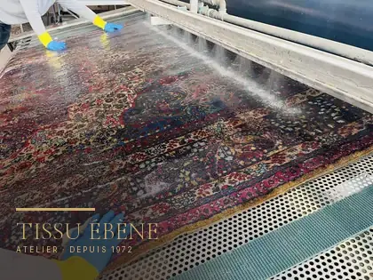 Tapis noué main en cours de lavage à la main dans l&rsquo;atelier Tissu Ébène