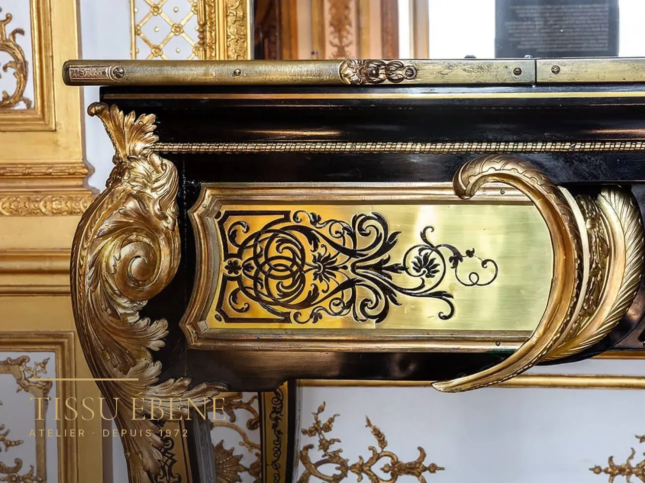 Console en marqueterie Boulle laiton et écaille