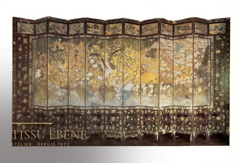 Paravent chinois ancien &agrave; d&eacute;cor laqu&eacute;, panneaux articul&eacute;s sur fond sombre
